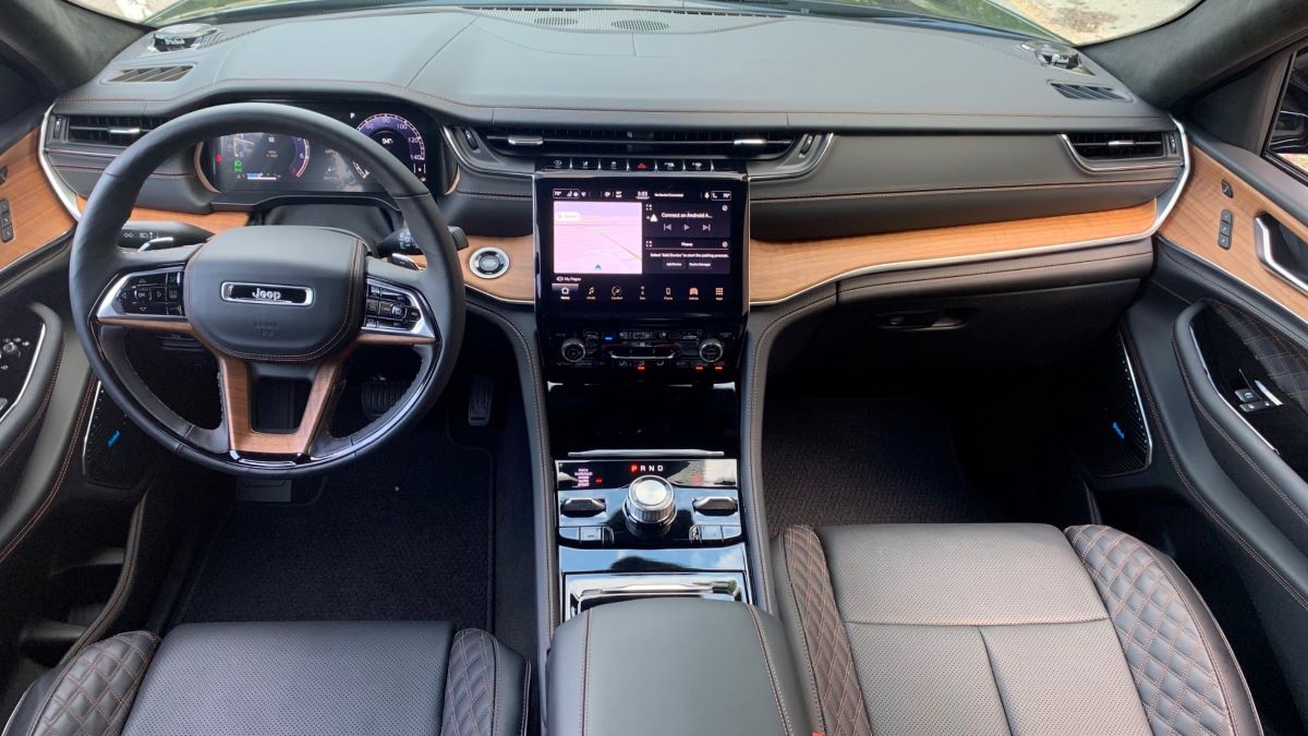 2021 Jeep Grand Cherokee dashboard