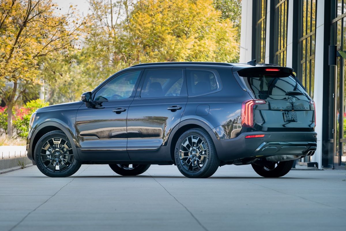 2021 Kia Telluride front three-quarter view