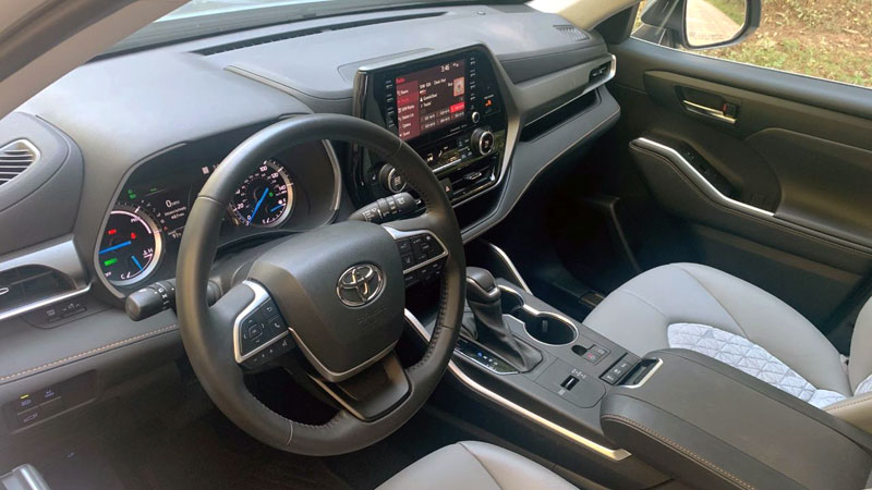 2022 Toyota Highlander interior