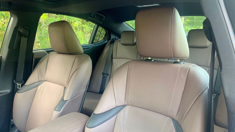 2023 Lexus ES front seats